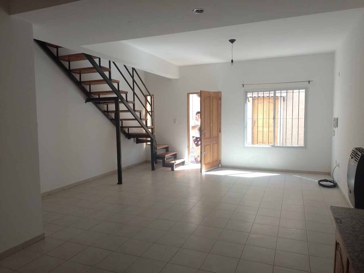 ALQUILO DUPLEX EN CALLE PAUL HARRIS 1.585